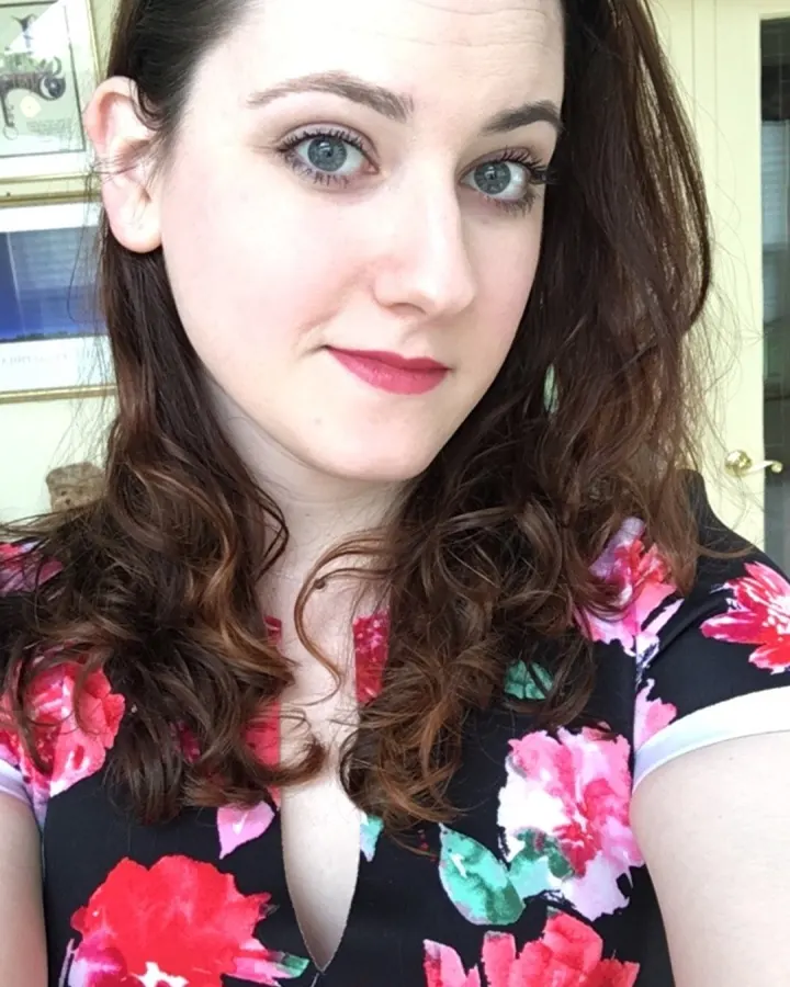 Femme brune en robe fleurie, selfie de près