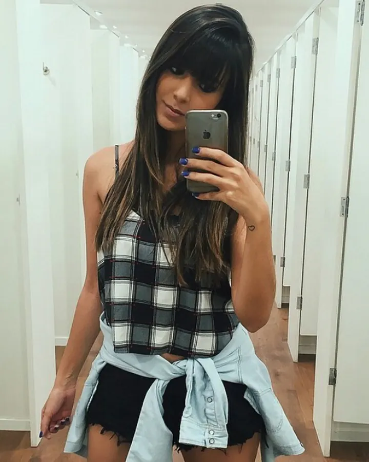 Femme aux cheveux noirs, prenant un selfie dans un vestiaire